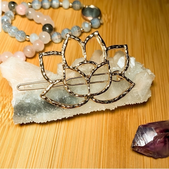 *Lovely* Lotus Hair Clip - Picture 3 of 3